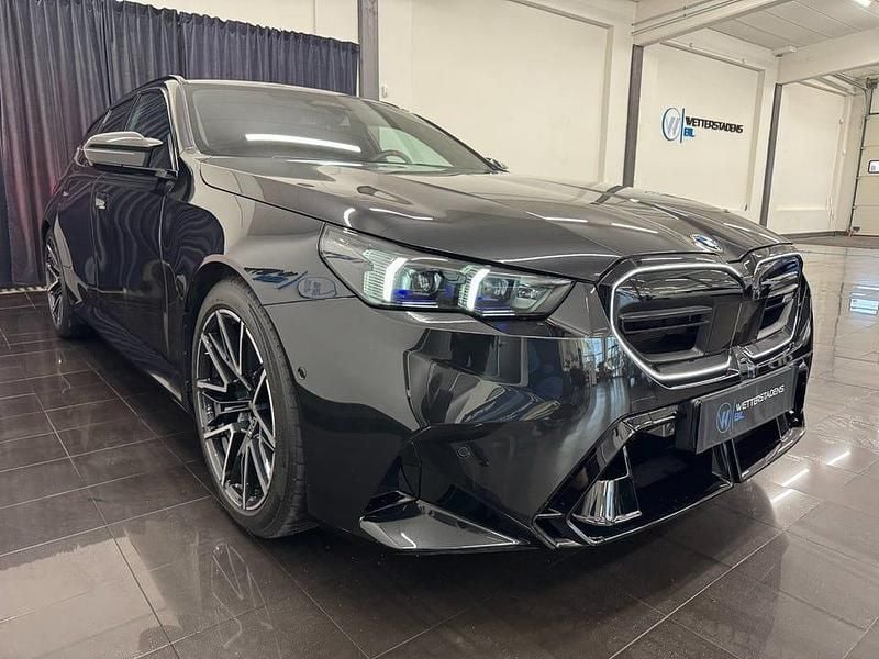 Begagnad BMW M5 Comfort Edition 728 HK (535 kW) 2025 Black sapphire metallic Kombi
