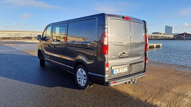 Begagnad Renault Trafic 170 HK (125 kW) 2021 Grå Minibuss