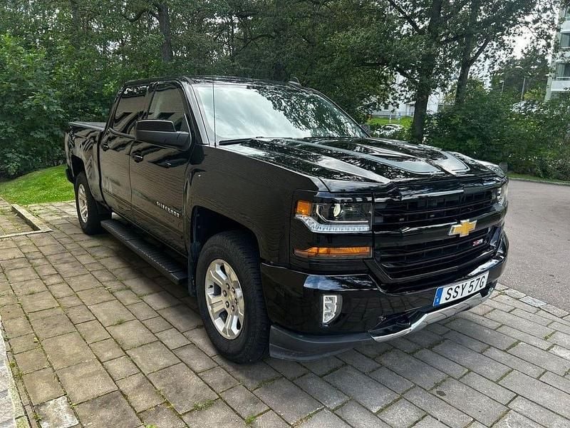 Svart Begagnad 2018 Chevrolet Silverado Pickup | 309 900 kr (Superpris) - Bild 1/4