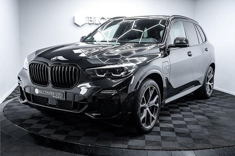 Svart Begagnad 2021 BMW X5 iPerformance SUV | 599 900 kr (Marknadspris) - Bild 1/4