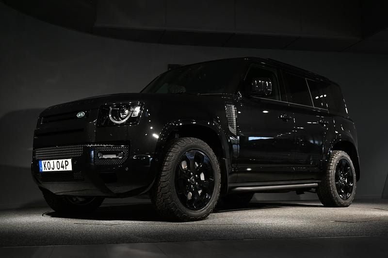 Svart (black) Begagnad 2025 Land Rover Defender SE Dynamic SUV | 1 368 500 kr - Bild 1/4