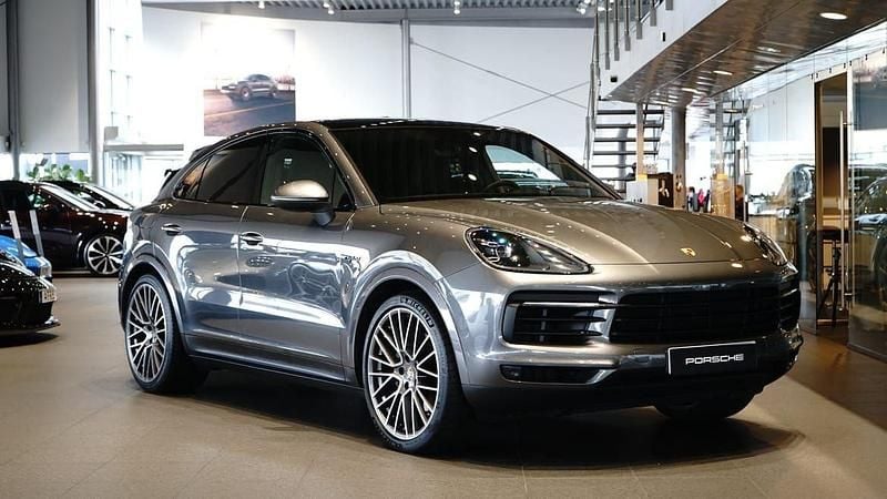 Grå Begagnad 2020 Porsche Cayenne SUV | 679 000 kr (Dyr) - Bild 1/4