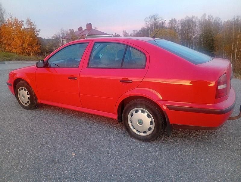 Röd Begagnad 2000 Skoda Octavia Halvkombi | 9 000 kr - Bild 1/4
