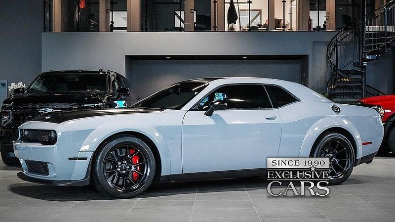 Grå Begagnad 2022 Dodge Challenger Sportkupé | 1 229 000 kr - Bild 1/4