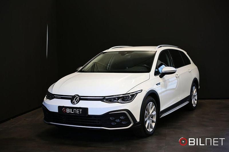 Vit Begagnad 2022 VW Golf Alltrack Kombi | 269 900 kr (Marknadspris) - Bild 1/4