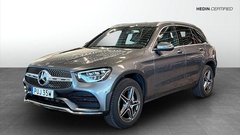 Grå (grey) Begagnad 2022 Mercedes GLC300e AMG line SUV | 409 900 kr (Marknadspris) - Bild 1/4