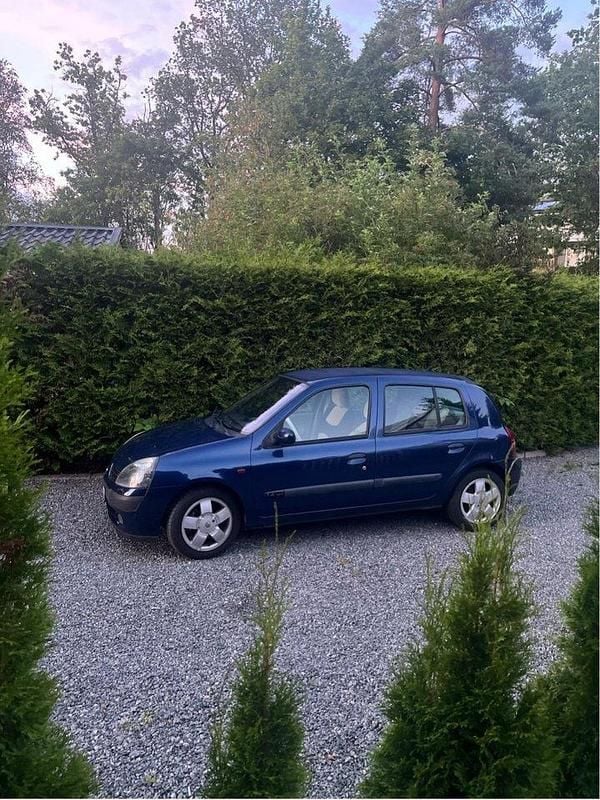 Blå Begagnad 2002 Renault Clio II Privilege Halvkombi | 19 050 kr (Marknadspris) - Bild 1/4