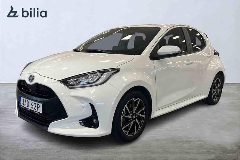 Vit Begagnad 2022 Toyota Yaris Hybrid Halvkombi | 229 900 kr (Marknadspris) - Bild 1/1