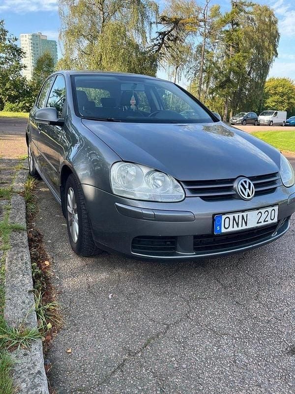 Grå Begagnad 2007 VW Golf V Halvkombi | 23 900 kr (Lite dyr) - Bild 1/4
