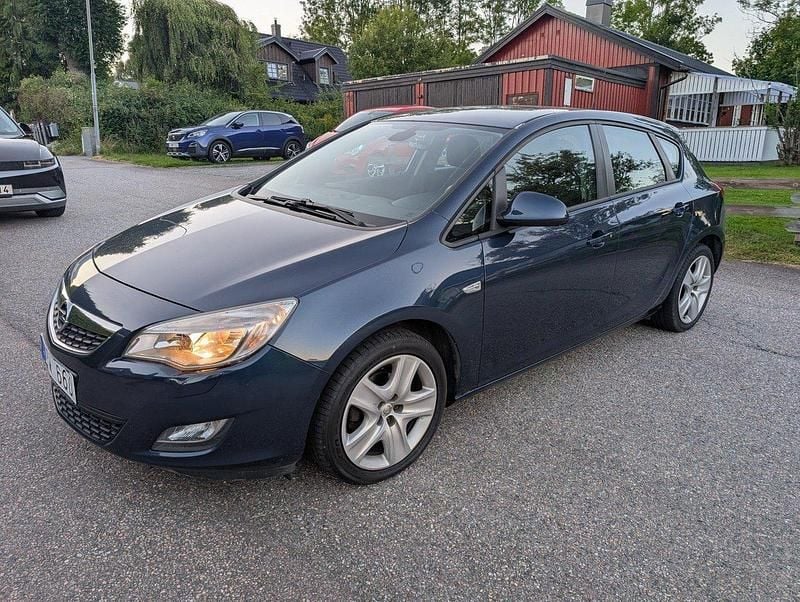 Blå Begagnad 2010 Opel Astra Enjoy Halvkombi | 47 900 kr (Bra pris) - Bild 1/4