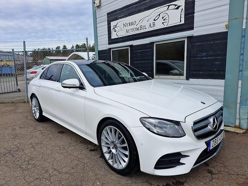 Vit Begagnad 2017 Mercedes E220 AMG line Sedan | 299 900 kr (Marknadspris) - Bild 1/4