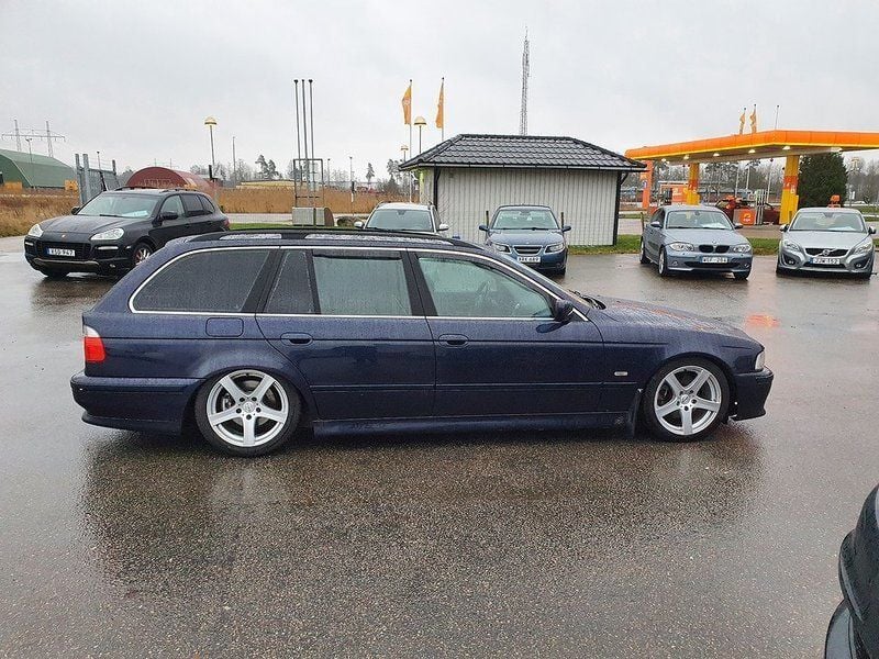 Begagnad BMW 530 231 HK (169 kW) 2001 Mörkblå Kombi