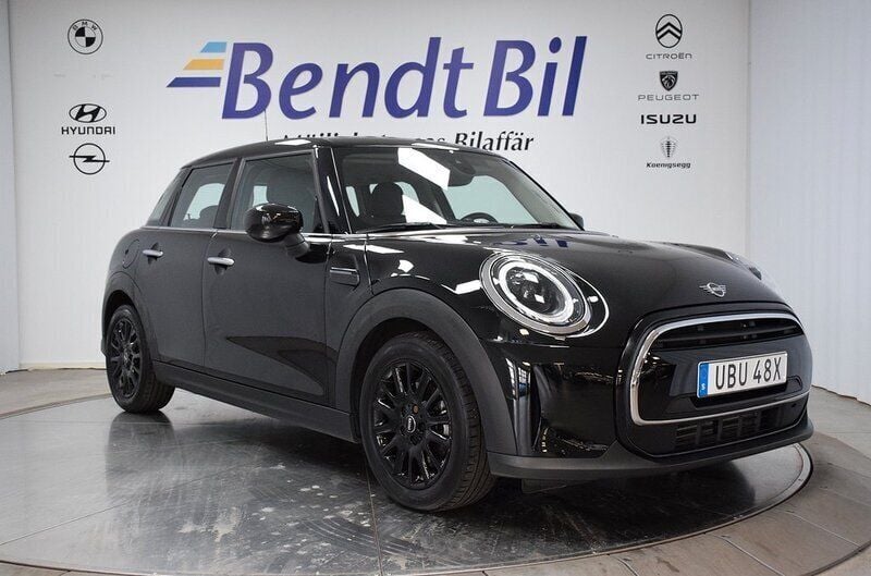 Midnight black met Begagnad 2021 Mini Cooper Halvkombi | 224 500 kr - Bild 1/3