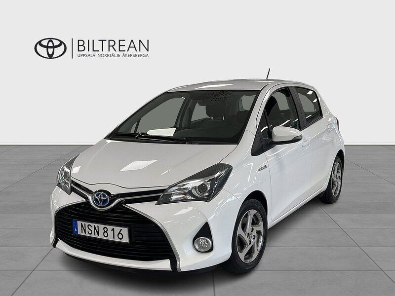 Vit Begagnad 2014 Toyota Yaris Hybrid Active Halvkombi | 129 000 kr (Marknadspris) - Bild 1/4