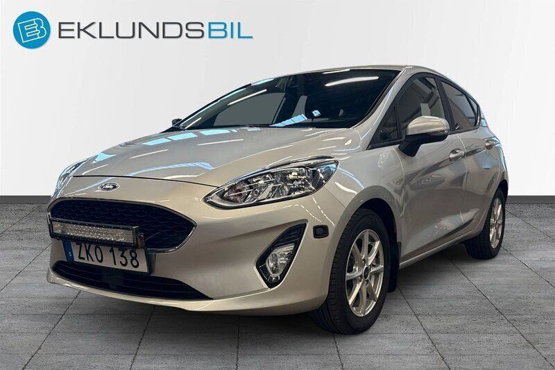 Grå Begagnad 2019 Ford Fiesta Trend Halvkombi | 96 900 kr (Marknadspris) - Bild 1/4