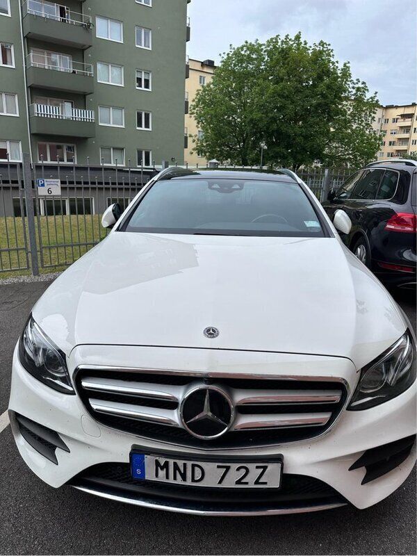Vit Begagnad 2020 Mercedes E220 AMG line Kombi | 349 000 kr (Marknadspris) - Bild 1/4