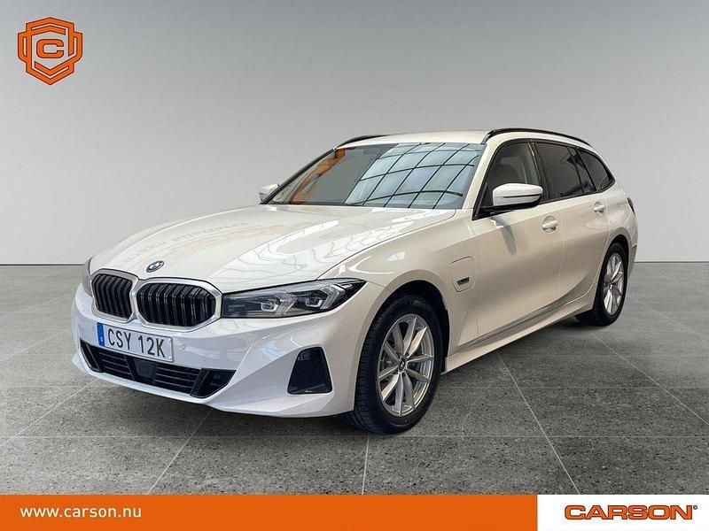Vit Begagnad 2022 BMW 330e M Sport Kombi | 469 900 kr - Bild 1/4