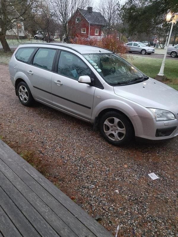 Grå Begagnad 2007 Ford Focus Kombi | 13 000 kr (Marknadspris) - Bild 1/3