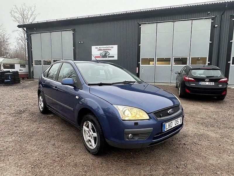 Blå Begagnad 2007 Ford Focus Halvkombi | 19 900 kr (Marknadspris) - Bild 1/4
