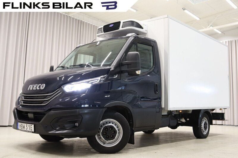 Mörkblå (blå) Begagnad 2023 Iveco Daily Van | 369 900 kr (Superpris) - Bild 1/4