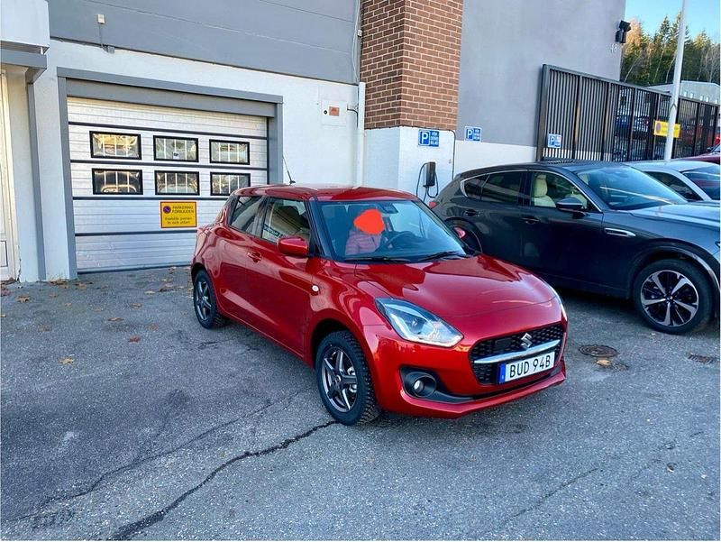 Röd Begagnad 2020 Suzuki Swift Halvkombi | 172 000 kr (Marknadspris) - Bild 1/1
