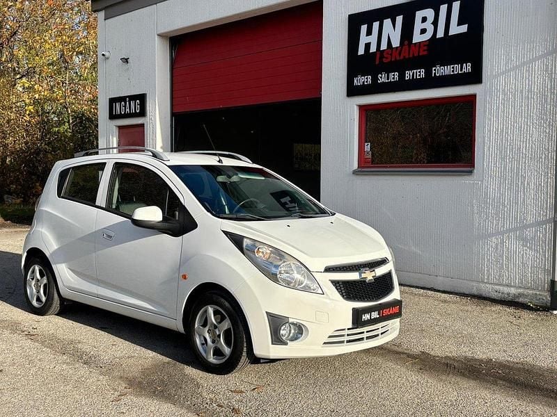 Vit Begagnad 2010 Chevrolet Spark Halvkombi | 29 900 kr (Marknadspris) - Bild 1/4