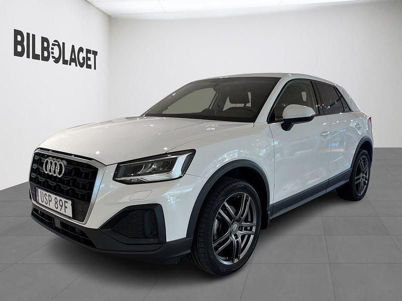 Vit Begagnad 2022 Audi Q2 SUV | 228 800 kr (Marknadspris) - Bild 1/4