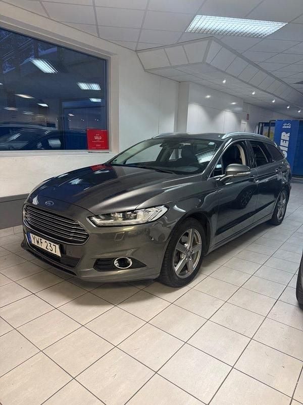 Grå Begagnad 2017 Ford Mondeo Titanium Kombi | 139 900 kr (Marknadspris) - Bild 1/4