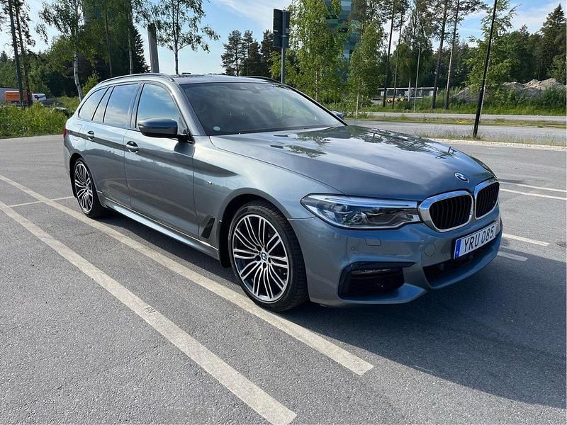 Blå Begagnad 2019 BMW 520 M Sport Kombi | 339 000 kr (Marknadspris) - Bild 1/4