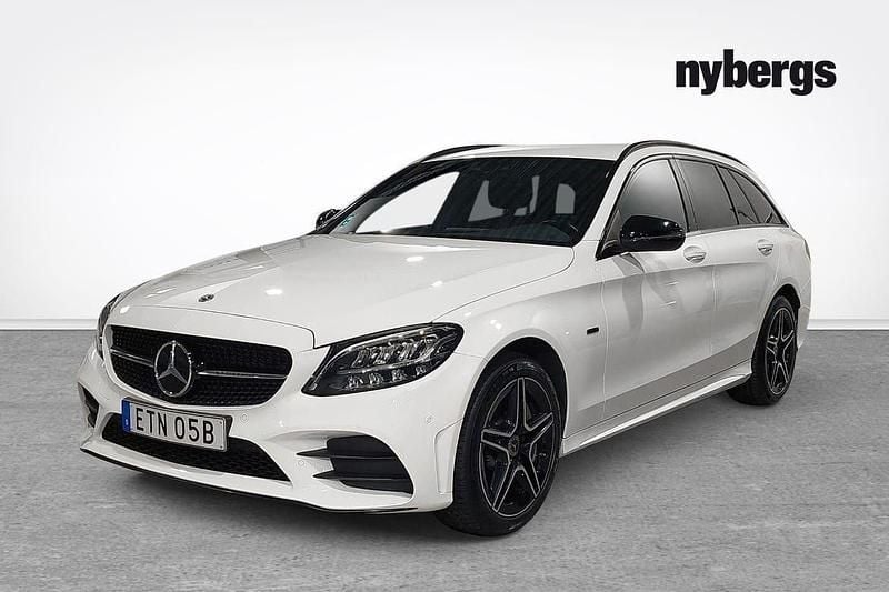 Vit Begagnad 2021 Mercedes C300e AMG Kombi | 309 000 kr (Superpris) - Bild 1/4