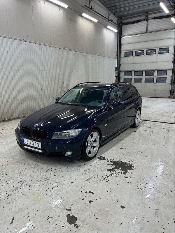 Blå Begagnad 2009 BMW 320 Comfort Edition Kombi | 68 000 kr (Marknadspris) - Bild 1/4