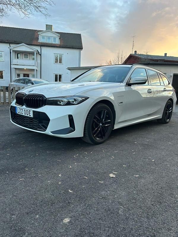 Begagnad 2023 BMW 330 M Sport Kombi | 389 500 kr - Bild 1/4