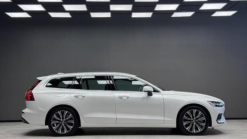 Begagnad Volvo V60 Core 253 HK (186 kW) 2022 Vit Kombi