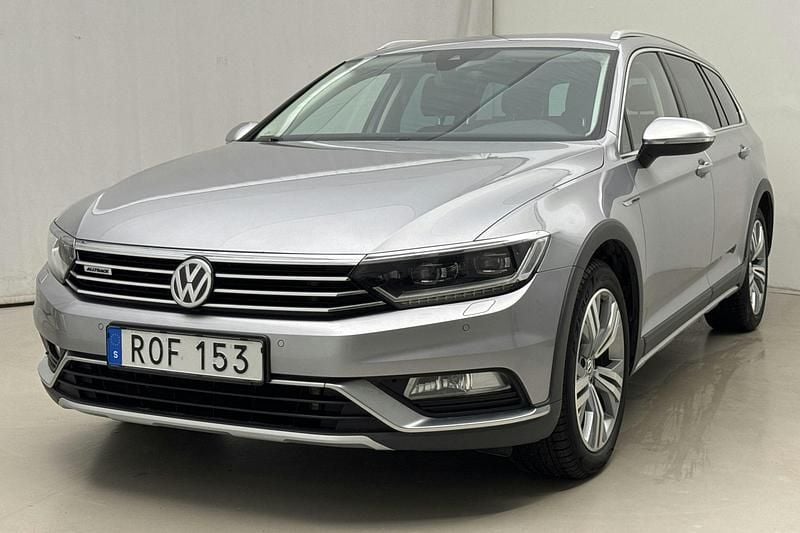 Silver Begagnad 2018 VW Passat Sedan | 194 000 kr (Marknadspris) - Bild 1/4