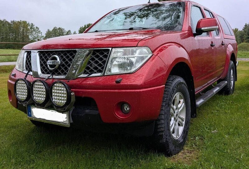 Röd Begagnad 2008 Nissan Navara Pickup | 55 000 kr (Marknadspris) - Bild 1/1