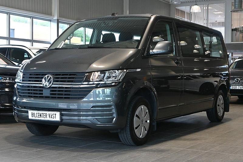Grå Begagnad 2021 VW Caravelle Comfortline Minibuss | 379 000 kr (Marknadspris) - Bild 1/4