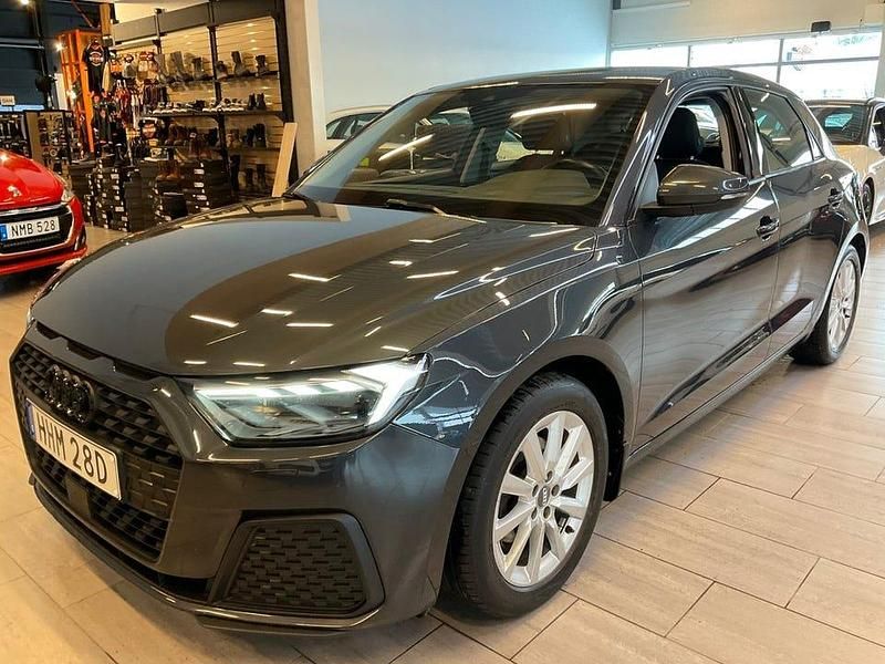 Grå Begagnad 2019 Audi A1 Sportback Proline Halvkombi | 198 000 kr (Marknadspris) - Bild 1/4