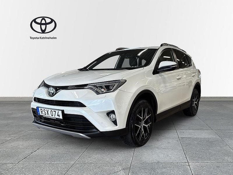 Vit Begagnad 2016 Toyota RAV4 SUV | 214 900 kr (Marknadspris) - Bild 1/3