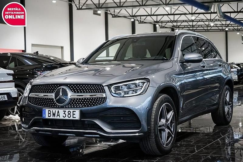 Grå Begagnad 2021 Mercedes GLC300e AMG SUV | 399 500 kr (Marknadspris) - Bild 1/4