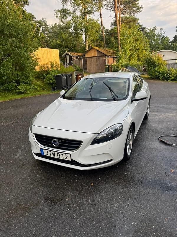 Begagnad 2016 Volvo V40 Halvkombi | 95 000 kr (Bra pris) - Bild 1/4