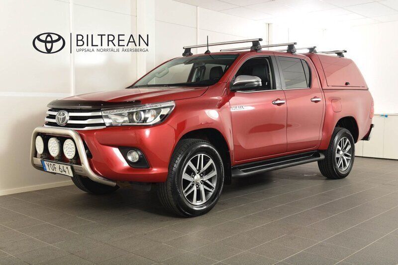 Röd (crimson spark röd metallic) Begagnad 2018 Toyota HiLux Premium Pickup | 339 900 kr (Marknadspris) - Bild 1/4