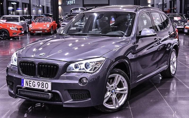 Grå Begagnad 2012 BMW X1 M Sport SUV | 119 900 kr (Marknadspris) - Bild 1/4