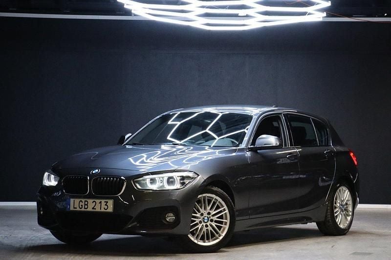 Grå Begagnad 2019 BMW 120 M Sport Halvkombi | 209 900 kr (Marknadspris) - Bild 1/4