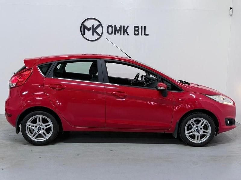 Begagnad Ford Fiesta Titanium 80 HK (58 kW) 2013 Röd Halvkombi