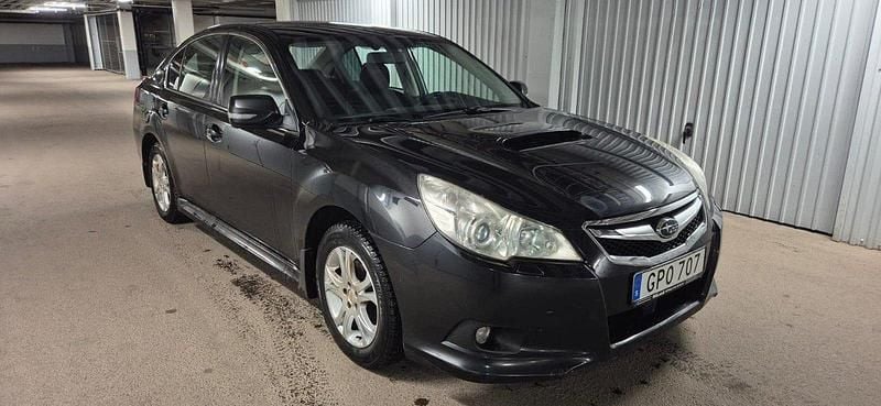 Svart Begagnad 2010 Subaru Legacy Sedan | 29 900 kr (Superpris) - Bild 1/4