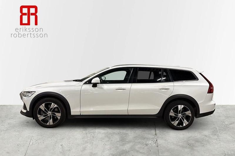 Begagnad Volvo V60 CC Momentum 190 HK (139 kW) 2020 Vit Kombi
