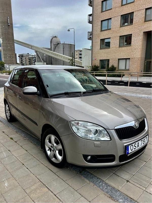 Brun Begagnad 2008 Skoda Fabia Halvkombi | 30 000 kr (Marknadspris) - Bild 1/4