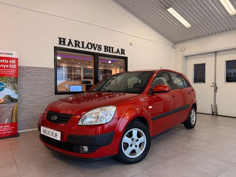Röd Begagnad 2006 Kia Rio 4 Halvkombi | 29 000 kr (Marknadspris) - Bild 1/4