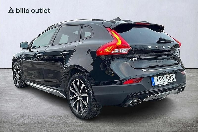 Begagnad Volvo V40 Pro 150 HK (110 kW) 2019 Svart Halvkombi