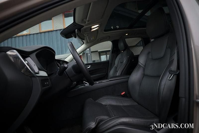 Begagnad Volvo XC60 Plus 350 HK (257 kW) 2024 Grå SUV